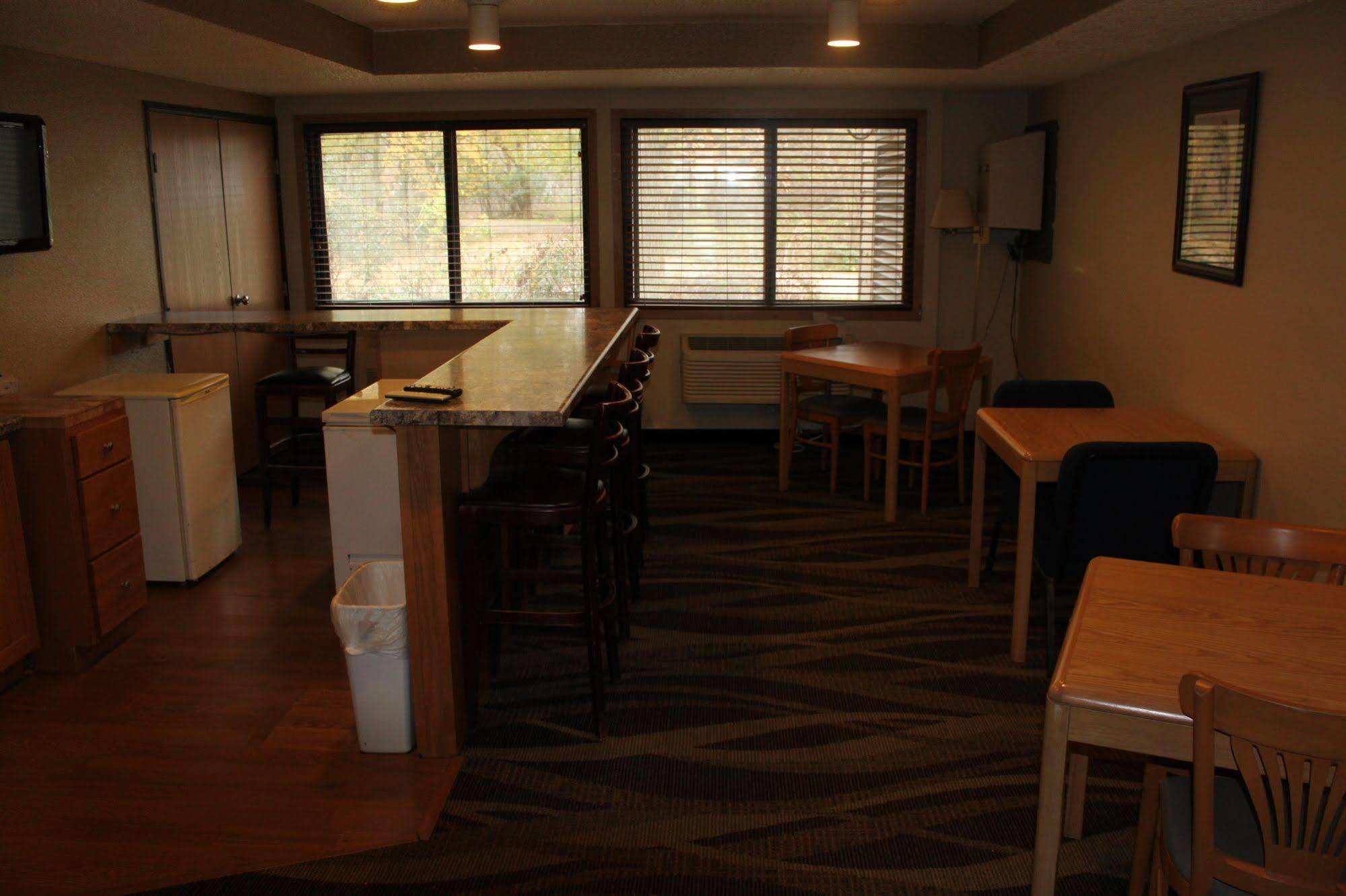 Boarders Inn And Suites By Cobblestone Hotels - Ripon מראה חיצוני תמונה